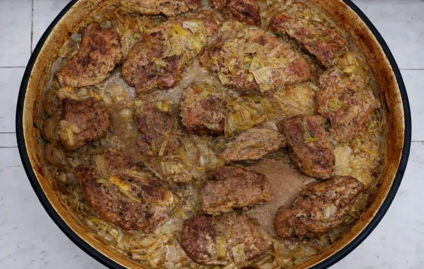 Свински пържоли с лук и праз