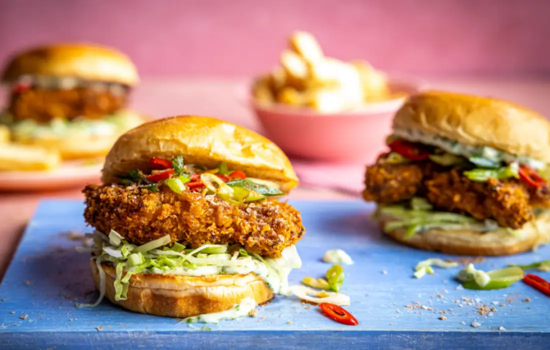 Хлебчета с пикантно панирано пиле