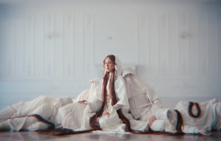 Mona казва "Давам" в новата си песен