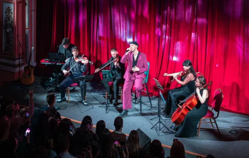 Роби готви голям концерт в НДК