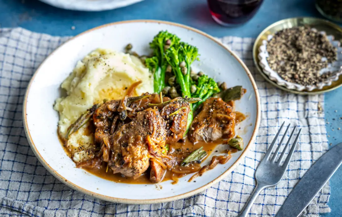 Свински медальони с карамелизиран лук