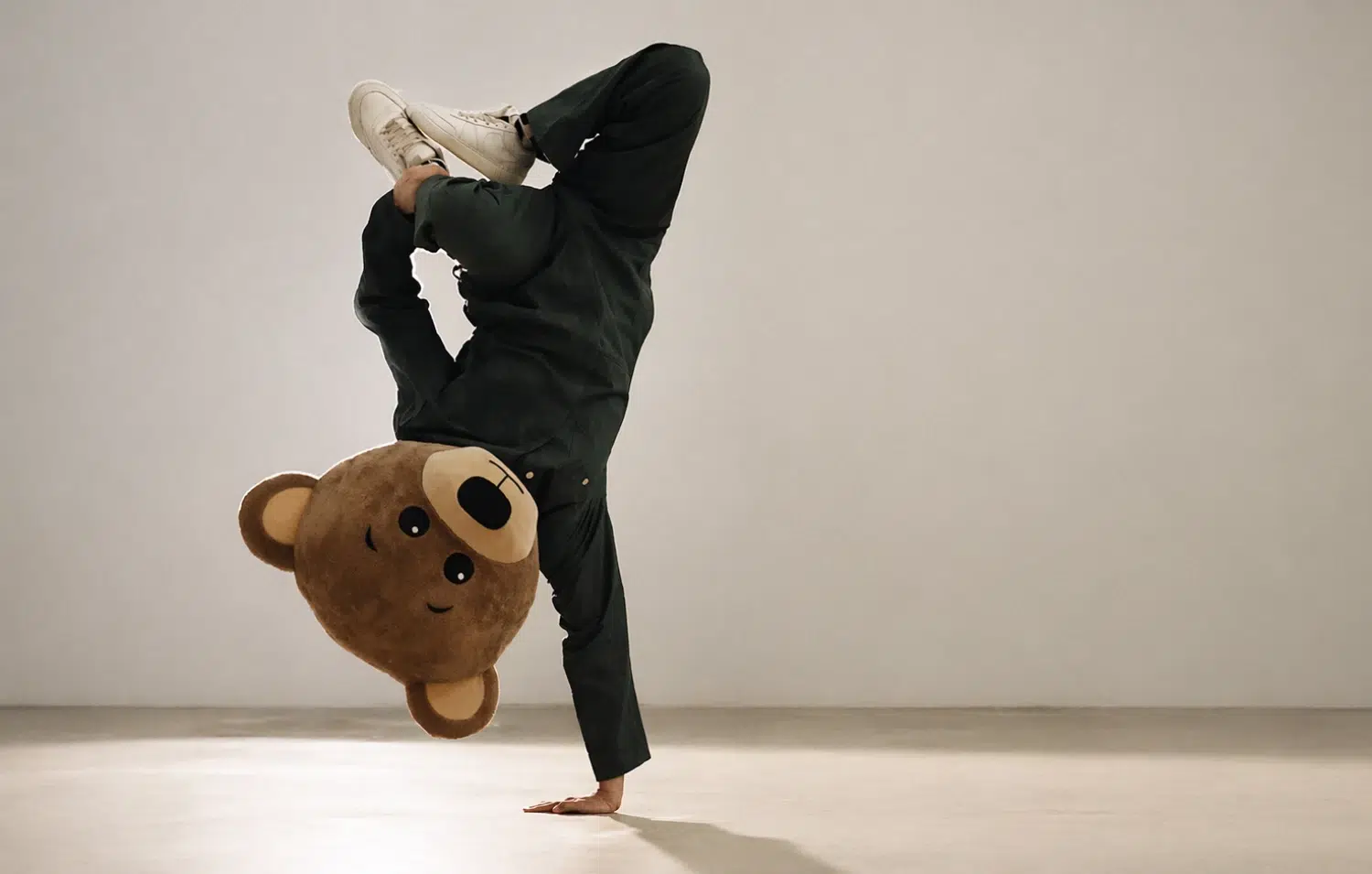 Вениамин ни кани "У дома" с нова песен