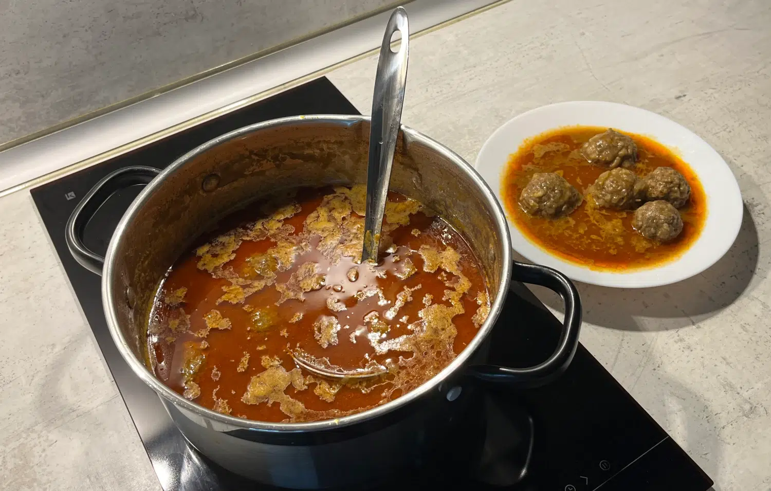 Селска яхния с кюфтета и много лук