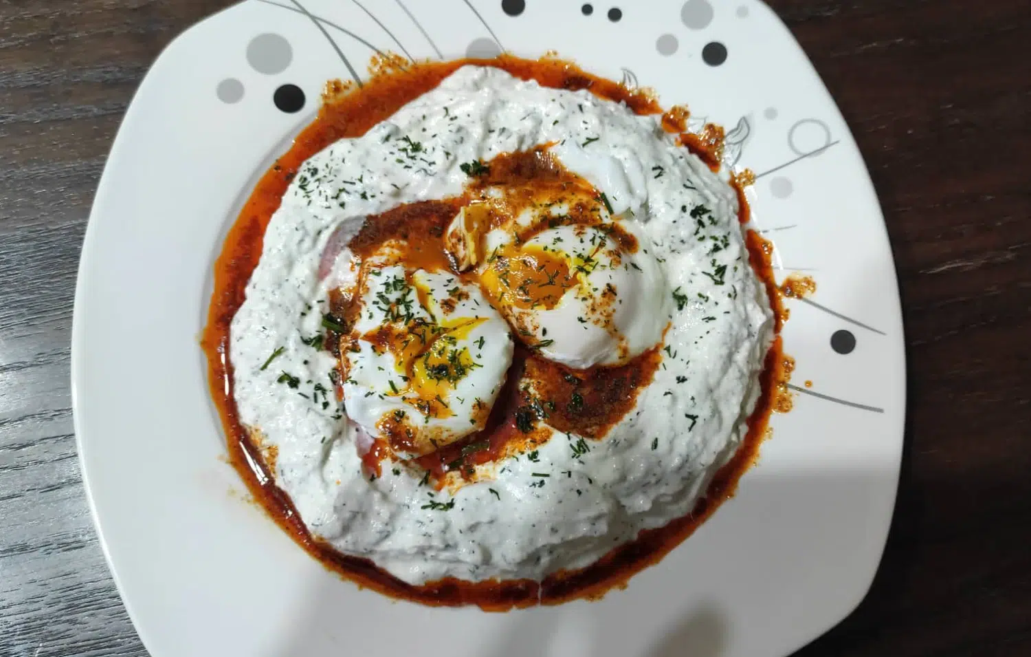 Поширани яйца с кисело мляко