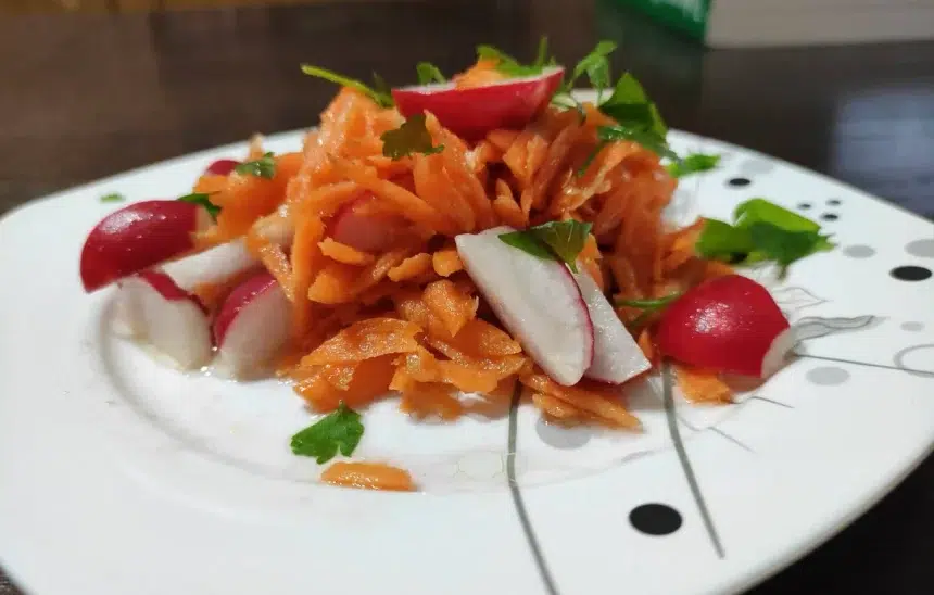 Салата с репички и моркови